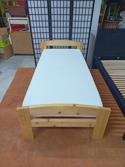 Prodám krásnou postel z masivu 90 x 200 cm - 2