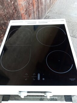 INDUKČNÍ sporák Mora - skoro nový - 2