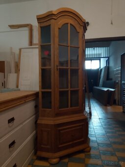 RUSTIKÁLNÍ ROHOVÁ VITRÍNA - 2