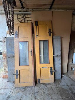 Dvoukřídlé retro dveře s kováním - 2