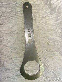 Klíč na přední tlumiče Showa - 2