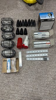 elektro instalační material jističe, světla, vidlice, zásuvk - 2