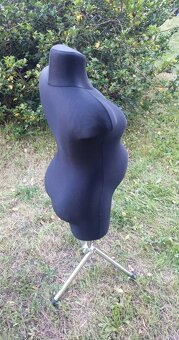 Figurína do výlohy s těhotenským bříškem - 2