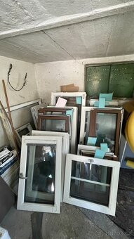 Plastová okna s izolačními trojskly, bílá/hnědá - rekonstruk - 2