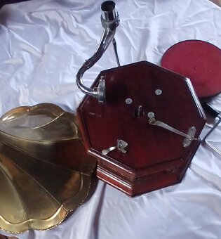 Gramofon "His Master's Voice" - 2