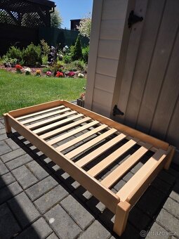 Dřevěná postýlka z Ikea + přidám 2 matrace. Odvoz z Drahelči - 2