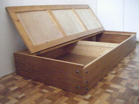 Prodám dřevěný gauč s velkým úložným prostorem, pojízdný - 2