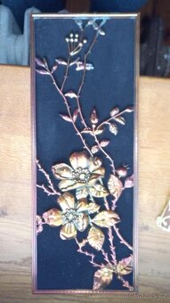 Dekorativní kovový reliéf na sametovém podkladu - 2