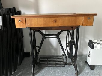 Starý šicí stroj zetina - 2