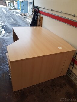 Velký kancelářský stůl se šuplíky - 2