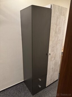2 šatní skříně a psací stůl - 2