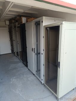 rozvaděč, serverová skříň, rack - 2