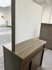 kadeřnický nebo kosmetický stolek se zrcadly a recepci - 2