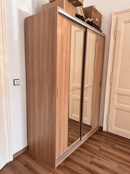 Šatní skříň se zrcadlem - 2