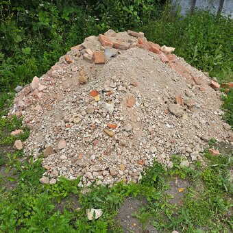 Suť s cihlama - 2