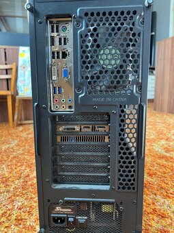 Počítač s monitorem - 2