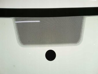 VW Polo čelní sklo - 2