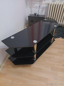 černý skleněný stolek pod televizi - 2