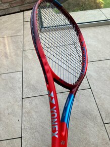 Yonex VCORE 95 Tango Red - tenisová raketa - 2