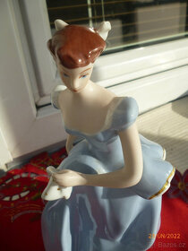 Royal dux porcelánová soška dáma s kapesníkem - 2
