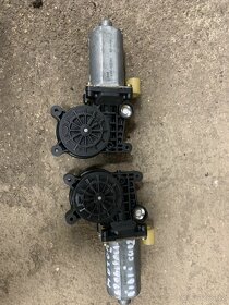 Prodám motory stahovacího mechanismu oken Renault Clio 2 - 2