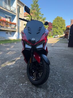 Skútr SYM Jet X 125i – 970 km, 2022, jako nový + kufr SHAD - 2