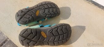 Keen sandale velikost 30 - 2