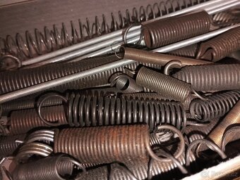 tři krabičky pružin z pozůstalosti nové - 2