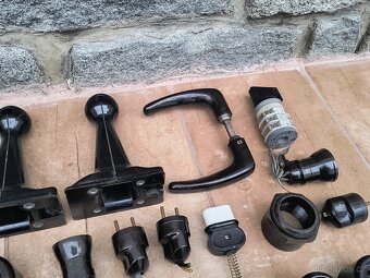 Starožitné bakelitové věci (jističe, kryty, zásuvky...) - 2