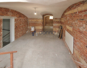 Obchodní prostor, 105m2, -1. podlaží, samostatný vchod, ul. - 2