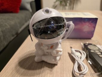 Projektor astronauta s hvězdnou oblohou LED svícením na zeď - 2