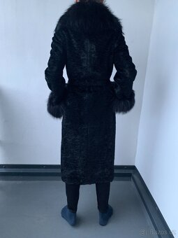 luxusní kabát s kožešinou - vel. 36 - nový - 2