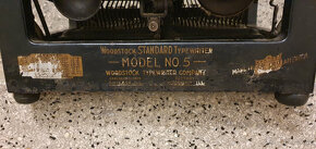Staré hodiny a psací stroj - 2