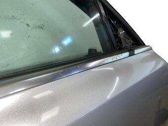 Pravé přední dveře stříbrná metalíza LY7W Audi A8 4E D3 05 - 2