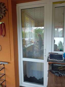 Plastové dveře s oknem - 2