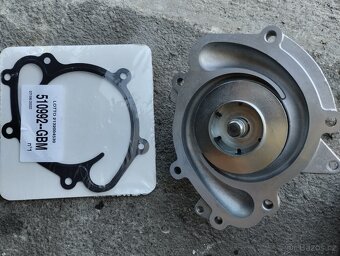 Mercedes Benz GL r.v.2010, vodní pumpa - 2
