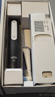 Elektrický zubní kartáček Oral-B iO Series 3 černý
- 2