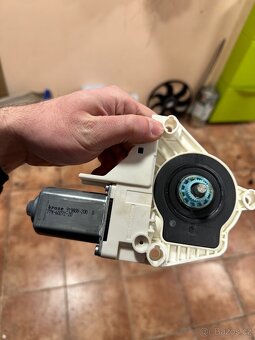 Motorek stahovačky - 8K0 959 801 B - 2