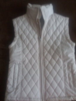 VESTA PROŠÍVANÁ S KAPUCÍ - 2