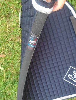 Tmavě modrá drezurní dečka Equiline - 2