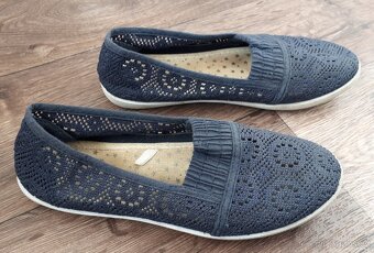 Dívčí obuv různých velikostí - 2