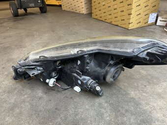 Toyota Yaris 3 rok 14/17 predni Svetla original - 2