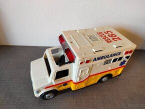 Auto ambulance, sanitka-houká - 2