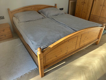 Manželská postel a prádelník z masivu - 2