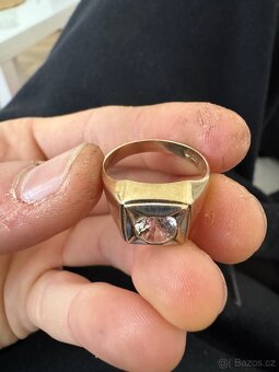 Pánský zlatý prsten s kamenem - 2