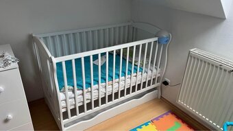Dětská postýlka bílá se šuplíkem + rošt + matrace - 2