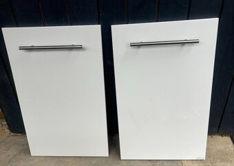 Dvířka bílý lesk, nová (2ks), s panty i úchytkami - 2