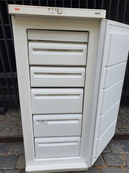 DOVOZ zdarma AEG mrazák s 190 litrů objemem - 2