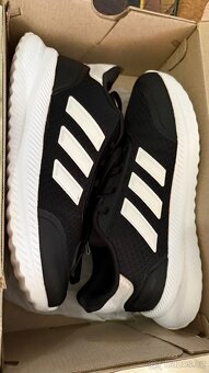Dětská volnočasová obuv Adidas vel. 38 2/3 - 2