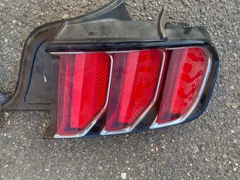 Zadni original cervene svetla Ford Mustang 2015-2017 - 2